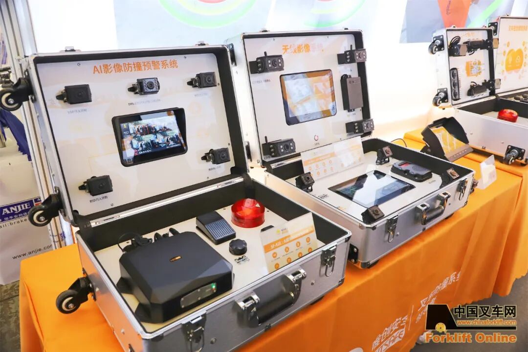 唯创安全展示叉车AI防撞系统等产品